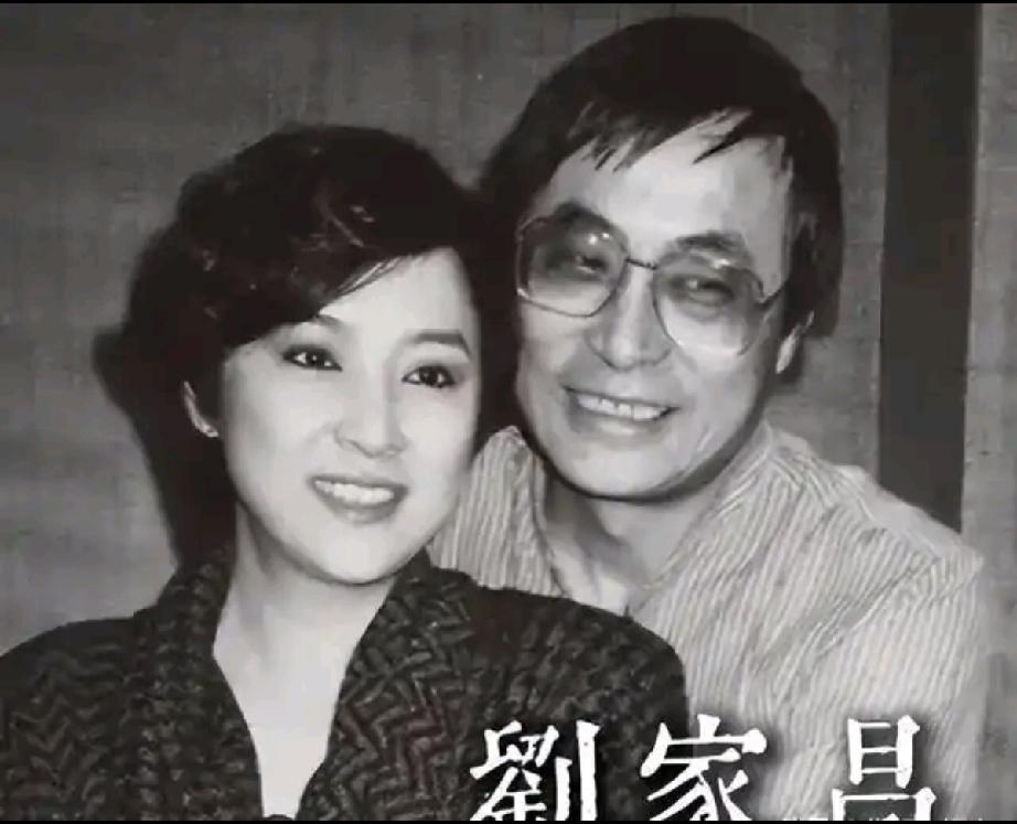 年轻时的刘家昌和甄珍也有夫妻相，他们还有共同的儿子，一家三口幸福过。
只是婚姻需