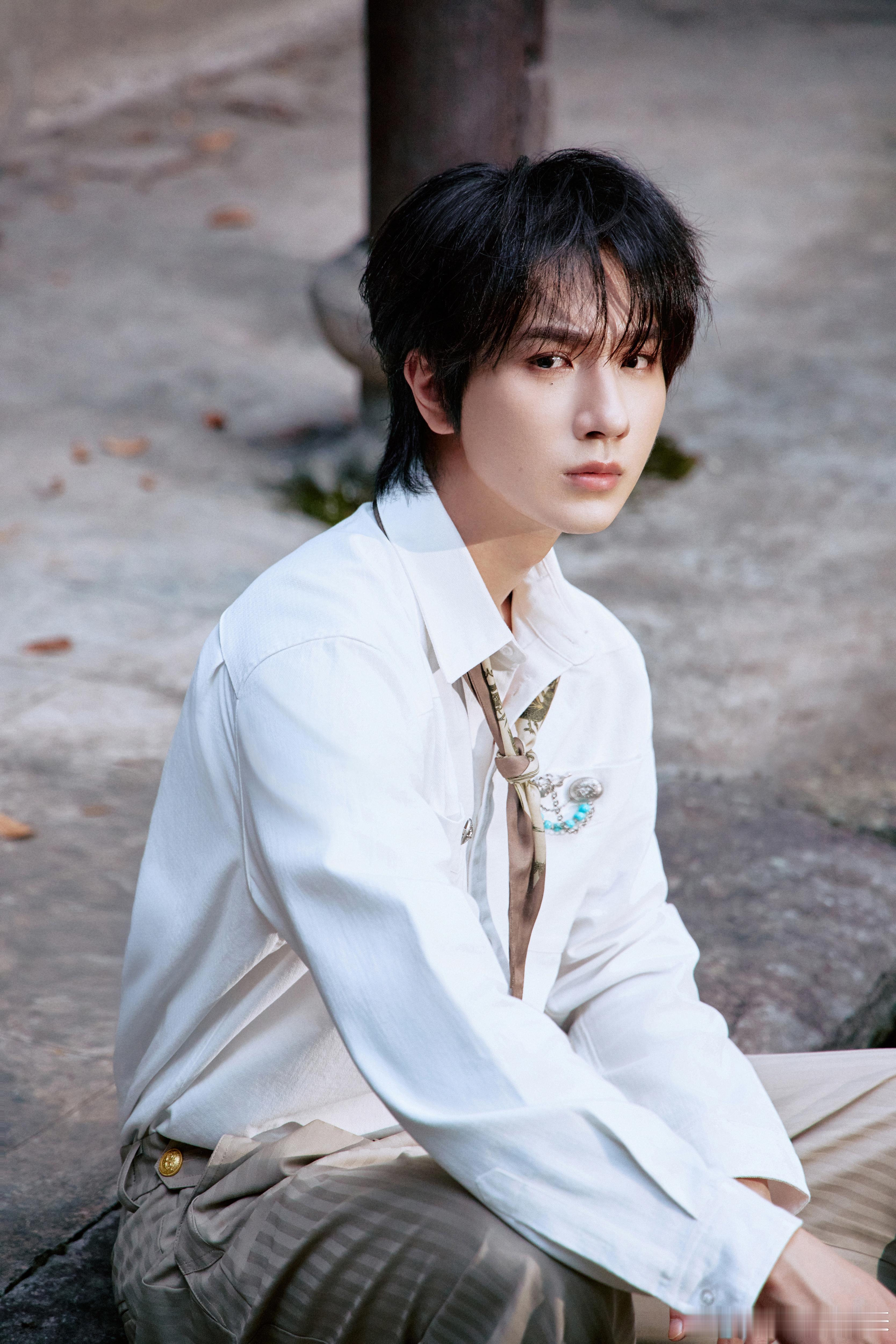 李宏毅李宏毅薛回文 白衬衫衬得李宏毅气质干净温柔，眉眼清俊自带清冷氛围感，安静独