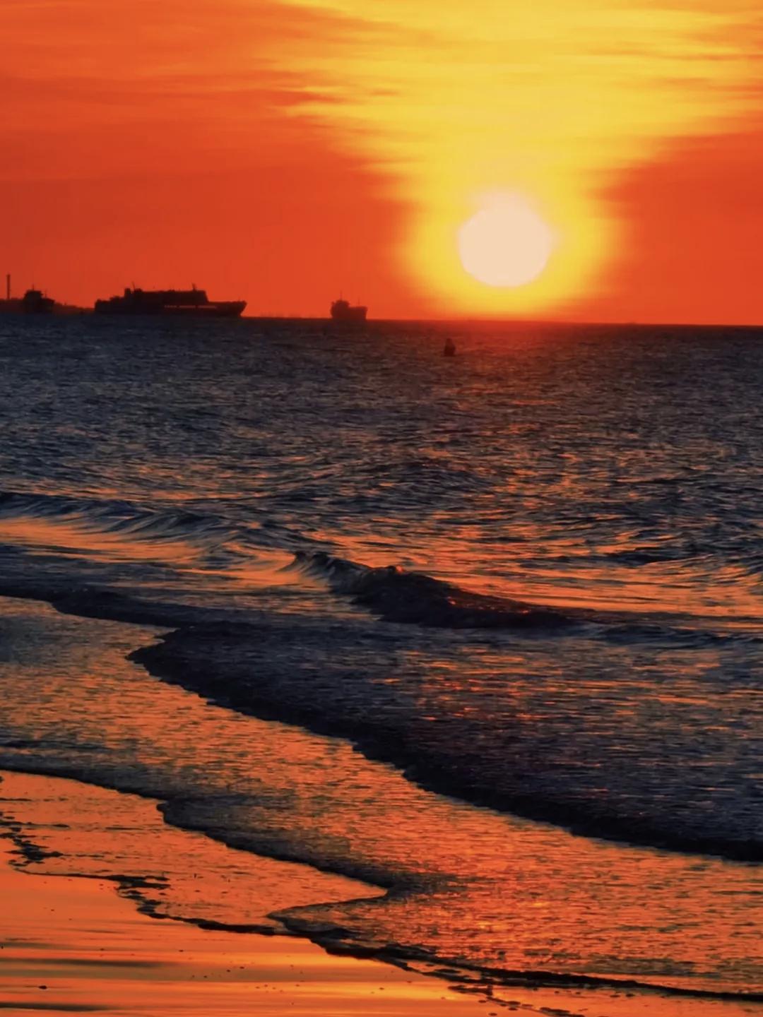 【孝心最好的样子，不是把父母绑在身边，而是尊重父母的选择；让父母有尊严有自由有底