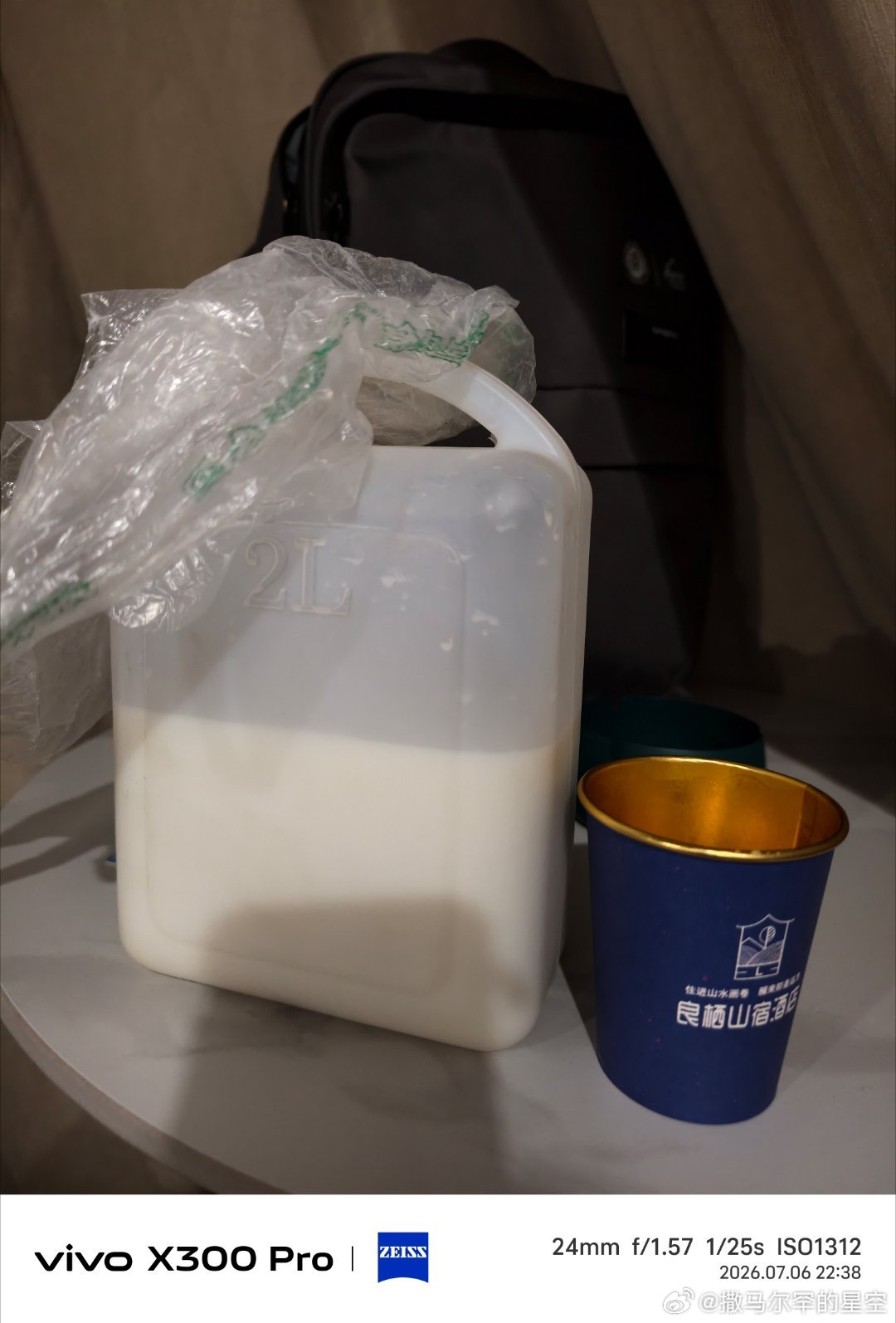 一口气灌了半桶马奶。唐布拉这边骑马和马奶太便宜了，一桶2l才30元。 