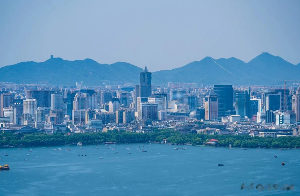 富豪还在买房，单价超15万顶豪成交逾千套，杭州有豪宅拍卖溢价320%。CRIC数