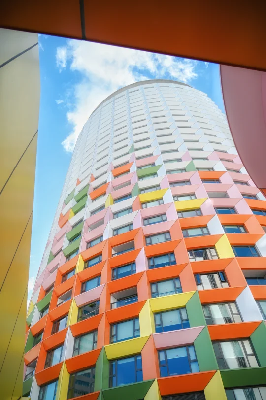 在深圳，居然拍到了童话中的彩虹大楼‼️