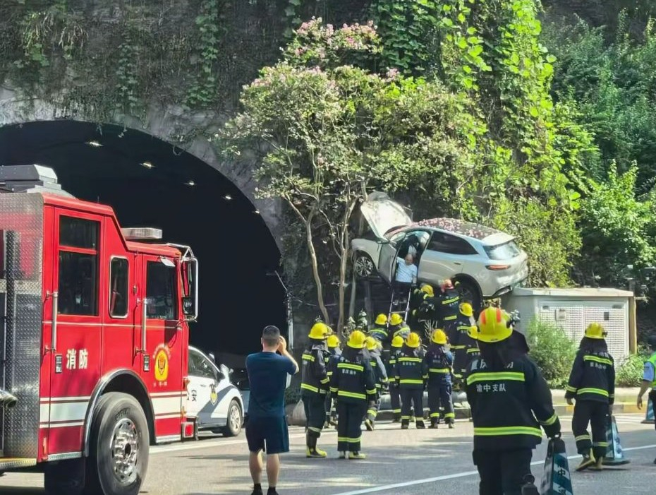 重庆今天上午发生奇特事故，一辆SUV在中间车道行驶，临近隧道口的时候，突然压实线