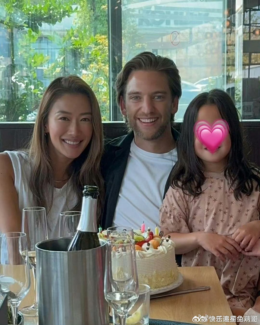 谢霆锋妹妹二胎儿子正脸照谢婷婷二胎儿子正脸照 谢婷婷二胎儿子正脸照，长相俊俏混血