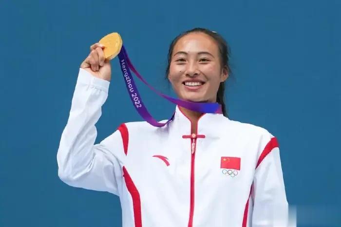 中国网球一姐郑钦文场上得意，场下失意！让人高兴又愤怒，尼玛西方人还有契约精神吗？