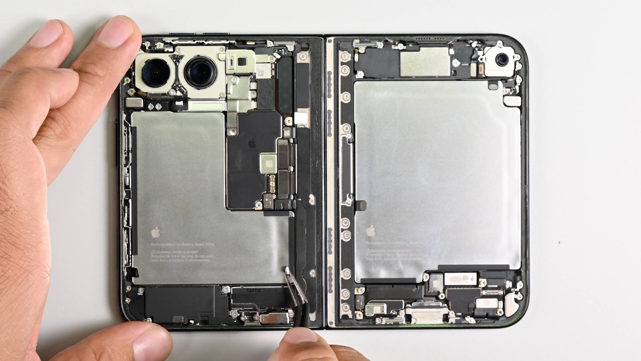 iPhone Duo 拆解：最好修的折叠 iPhone，就是别撕膜