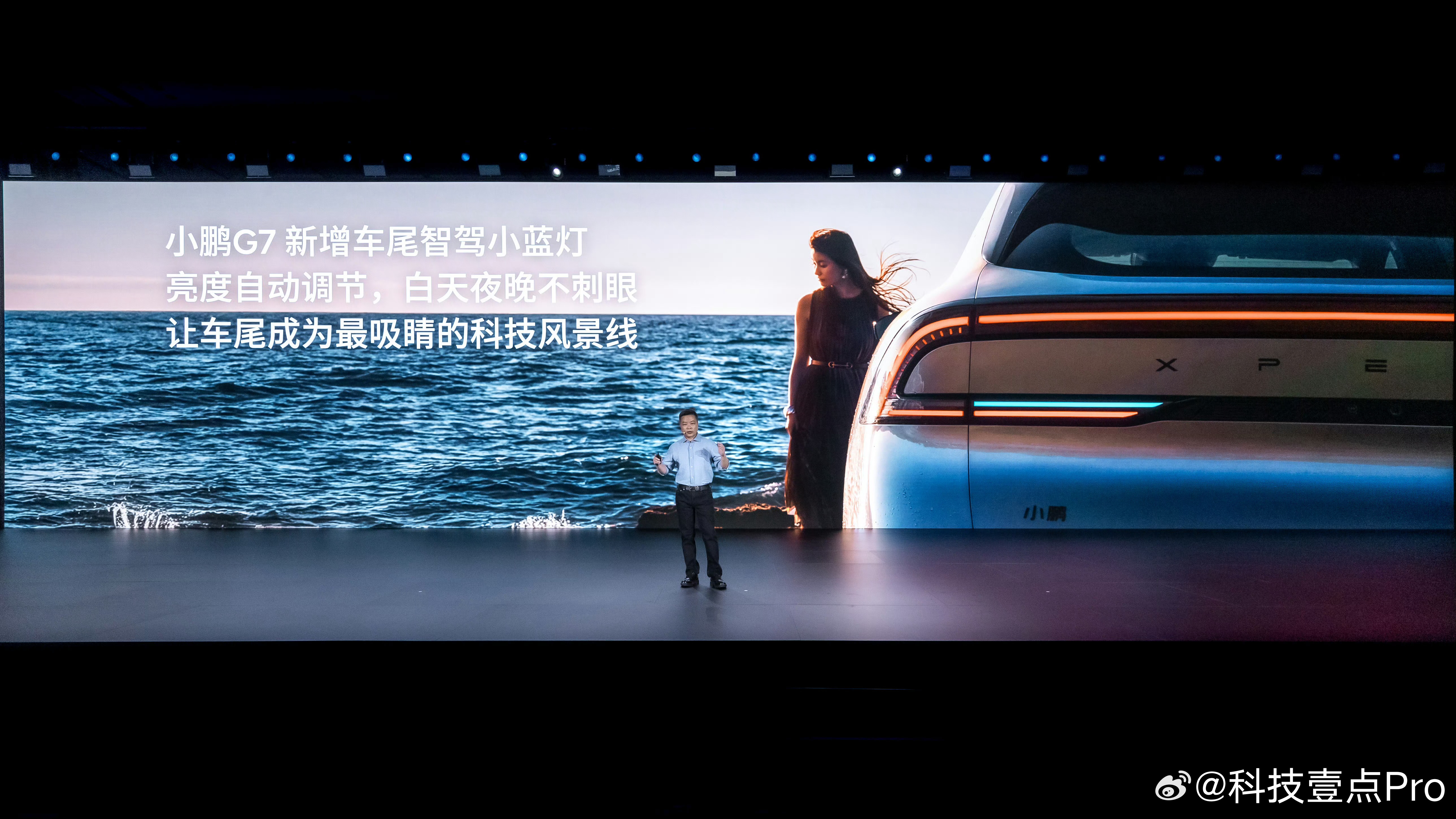 我看最近挺多人吐槽智驾小蓝灯的亮度太刺眼，这个问题我也发现了，甚至有的车型在白天