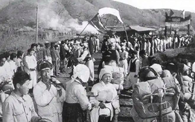 1958年志愿军全部撤离朝鲜，唯独一名战士死活不上车，金日成看完报告后，亲自批了
