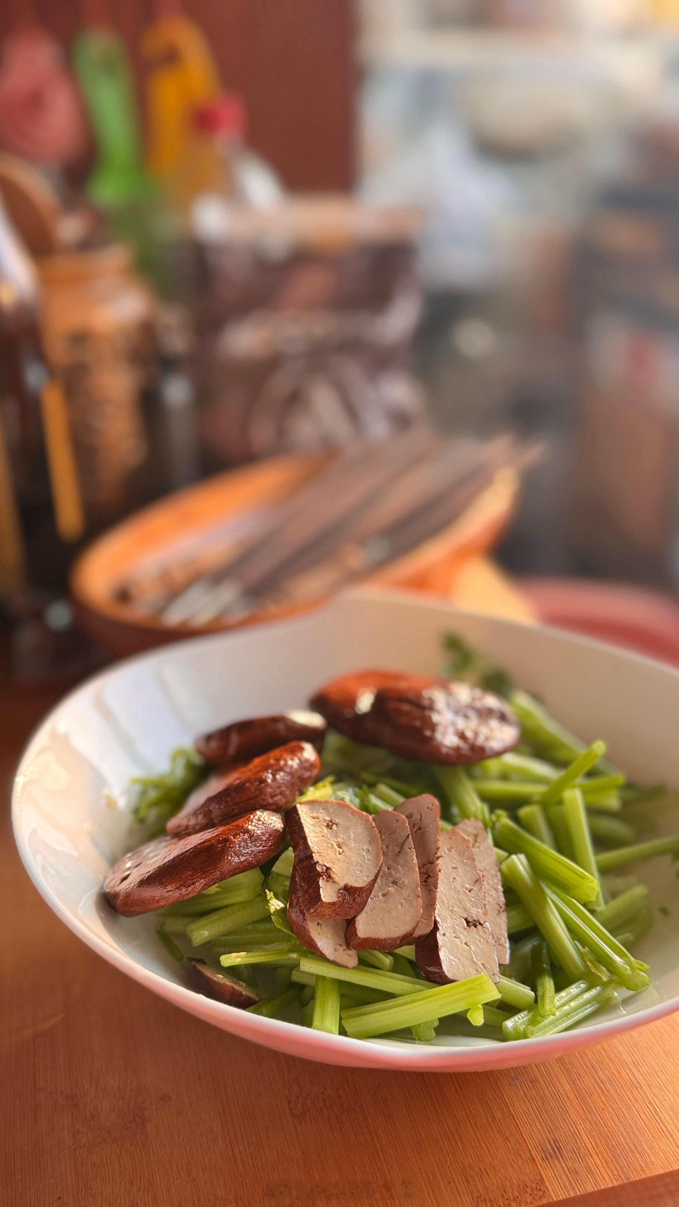 把香菜、芹菜，青椒，香葱打碎，想吃的青菜切好备用，把打好的蔬菜汁浇上去，加点鱼露