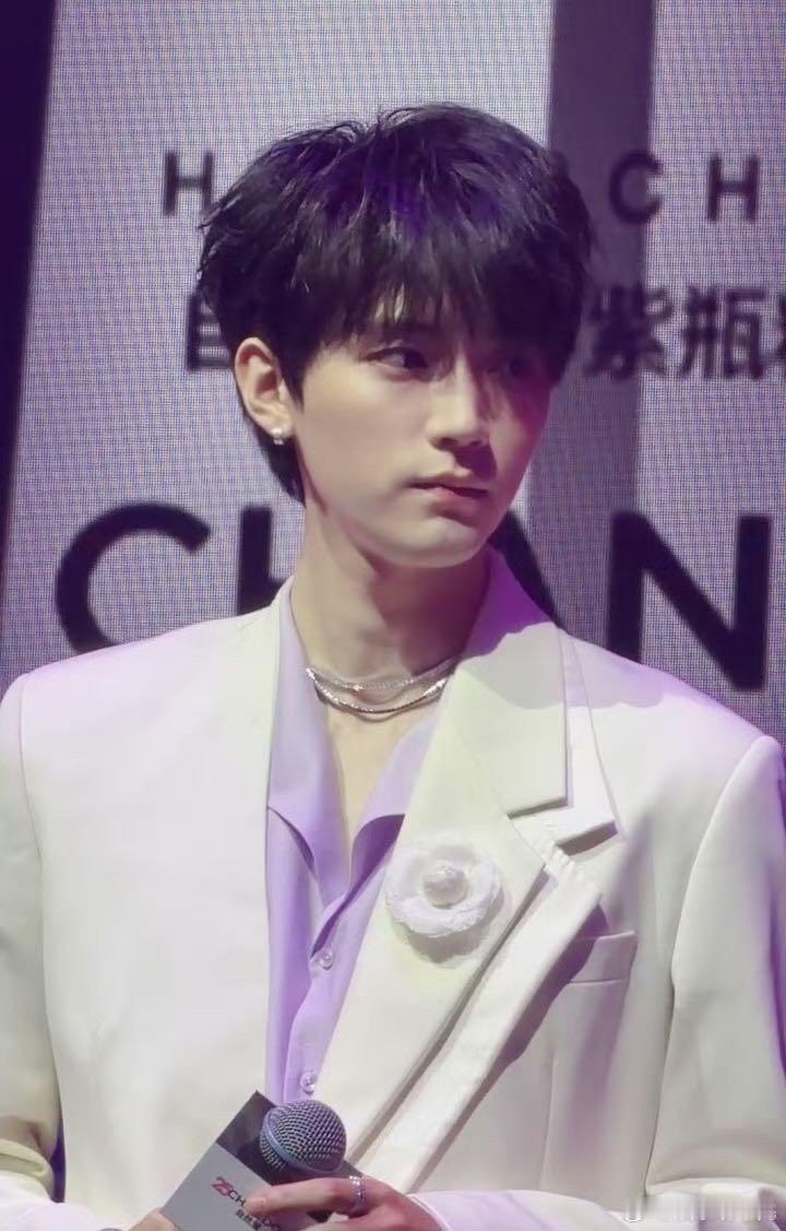 周翊然周翊然浅紫色深V周翊然上海活动生图上海线下路透杀疯了！白西装利落挺拔，浅紫