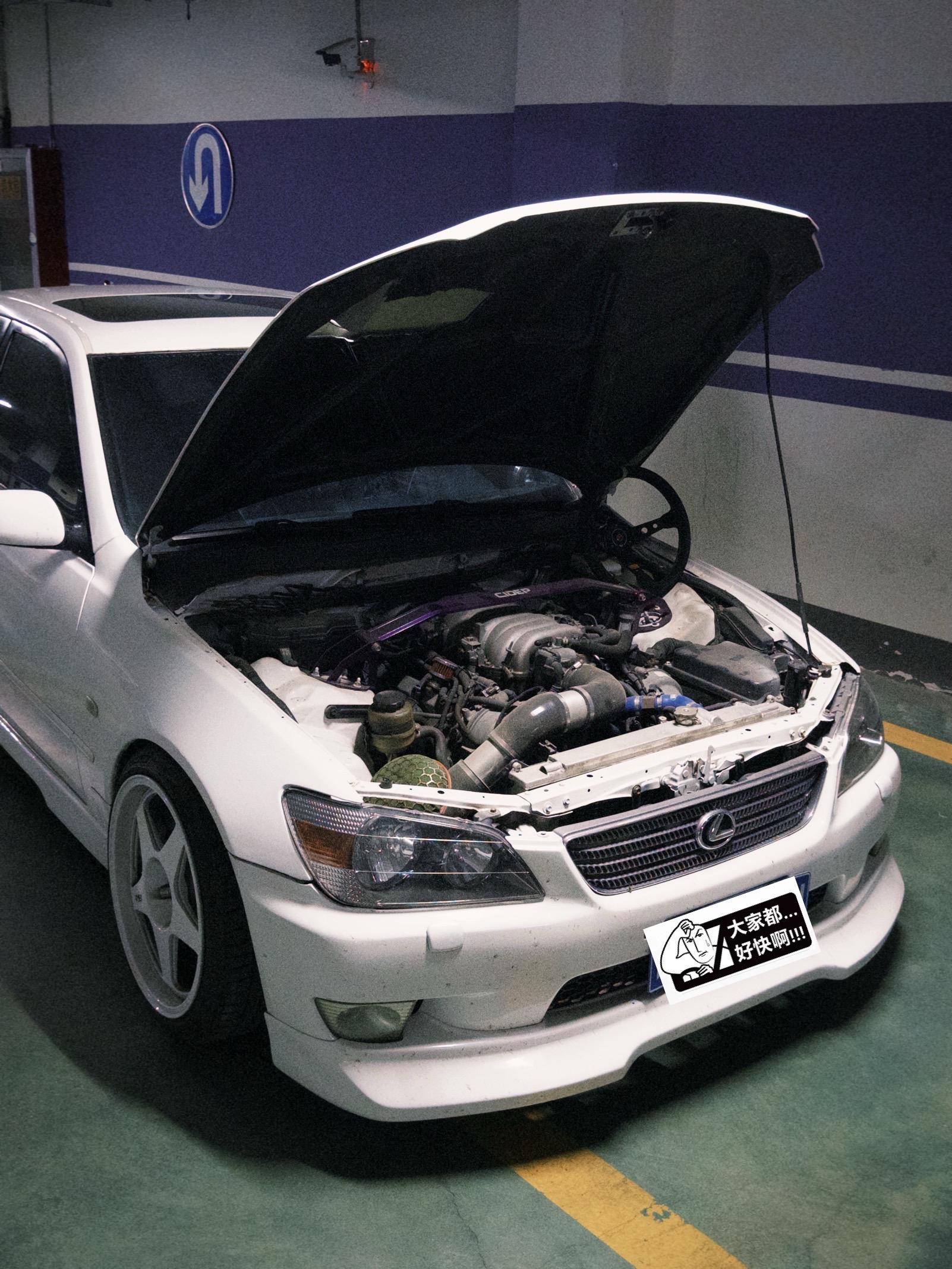 他们朝我扔V8 我拿V8___?