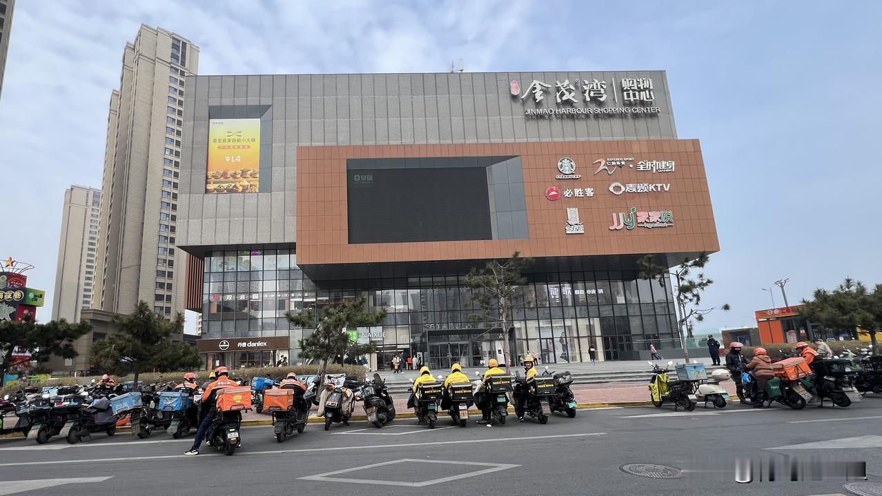 青岛金茂湾是市南区西部，大型的滨海社区，这是第一次来到这里，参加好友的聚会餐，环