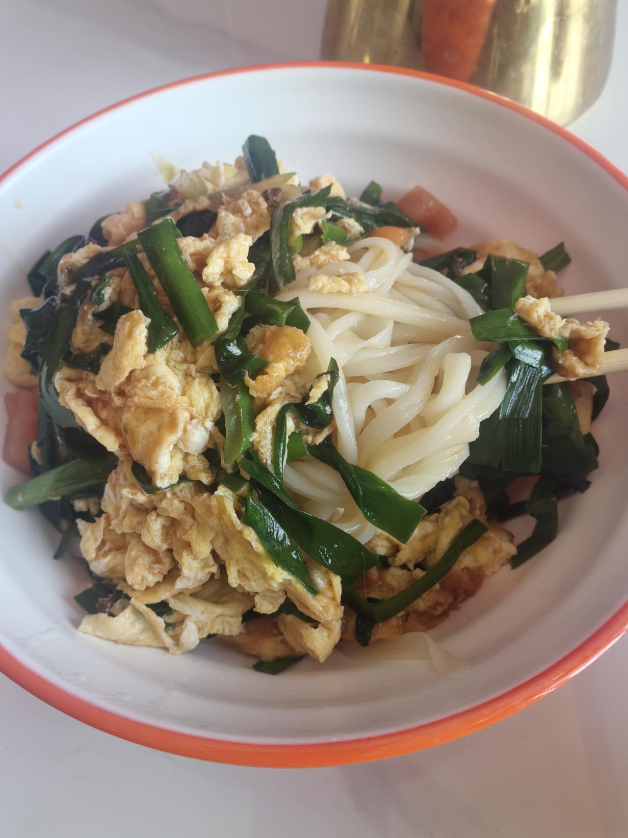 《素食斋》
吃素坚持十多天，感觉体验还不错。
早餐素包小米粥，再加一个煮鸡蛋。