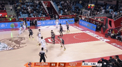 吉林男篮vs北京男篮 北京今天第四节末靠斯佩尔曼的三分连着续了两次命，最后20秒