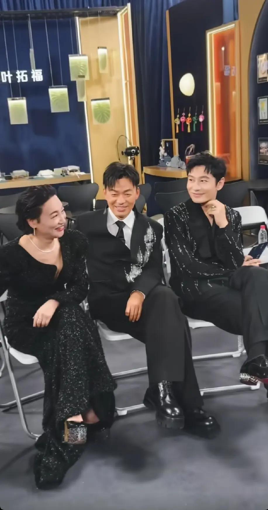 王宝强和惠英红、黄晓明坐在一起，三个人的坐姿看着都很霸气。有一种大佬既视感。
王