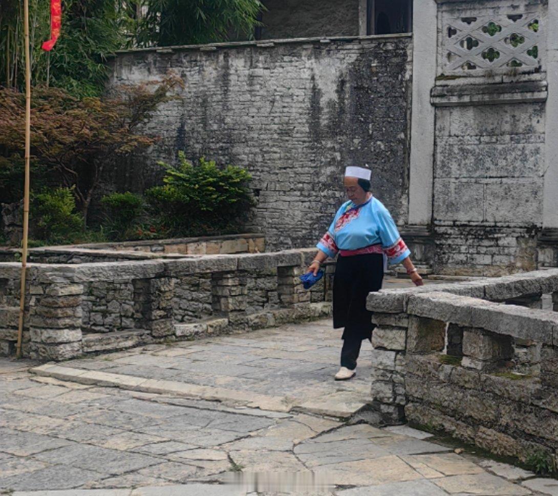 上午根据昨天屯堡实地调研结果，研究了一下，发现屯堡妇女是把明代军法——1436年