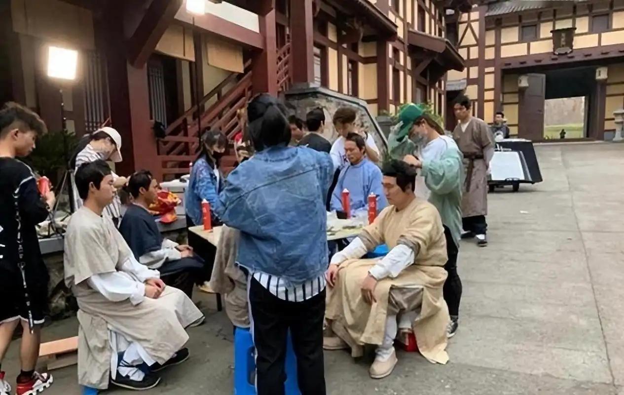 横店演员集体失业，同比开机量暴跌 75%，普通人还能入行吗？
最近，一则横店演员