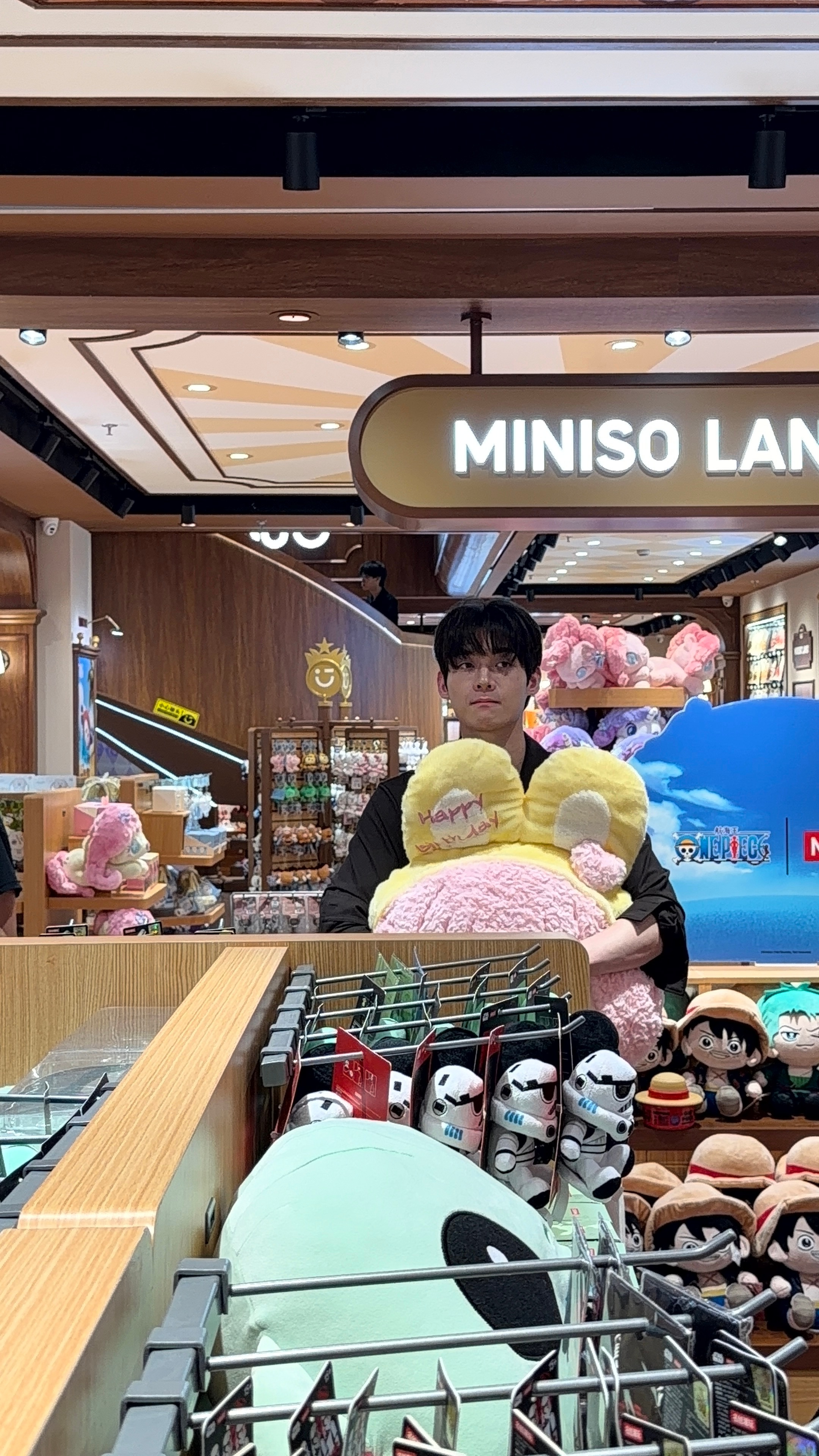 金允植现身上海 工作间隙逛MINISO放松，金允植被YOYO系列牢牢吸引，大号Y