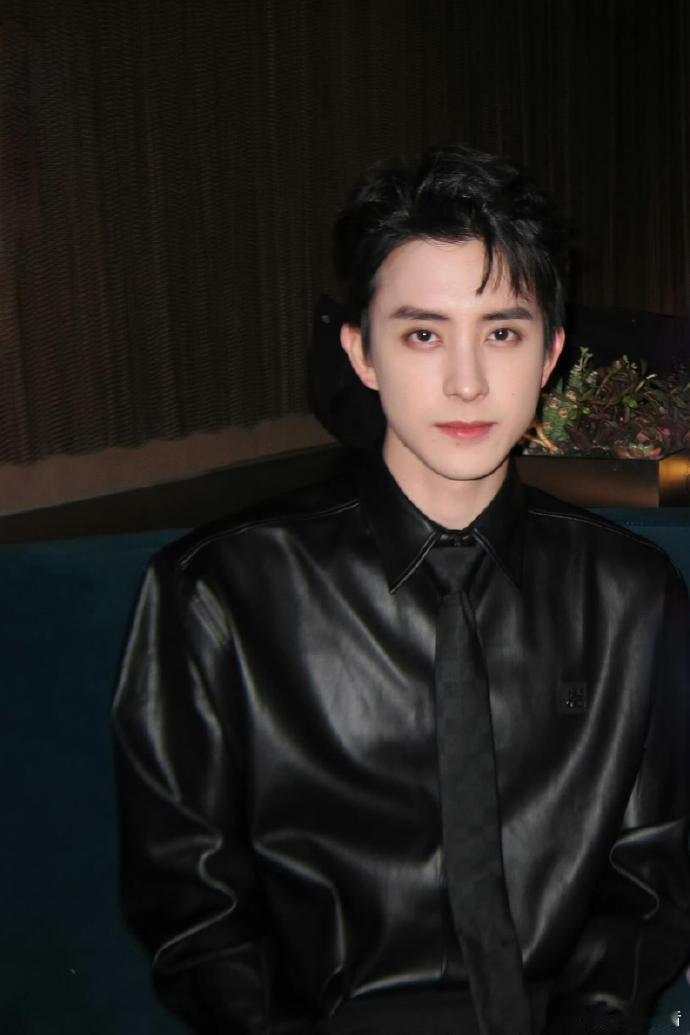 敖瑞鹏高级感十足 红毯上的敖瑞鹏自带高光，从容姿态搭配清冷气质，宛如行走的画报，