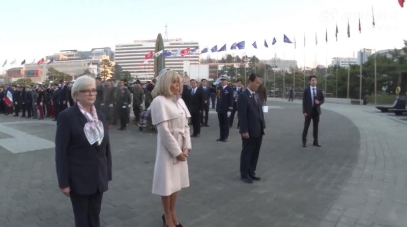 法国总统马克龙携带夫人在韩国向朝鲜战争纪念碑献花致敬
4月2日，马克龙和夫人访问