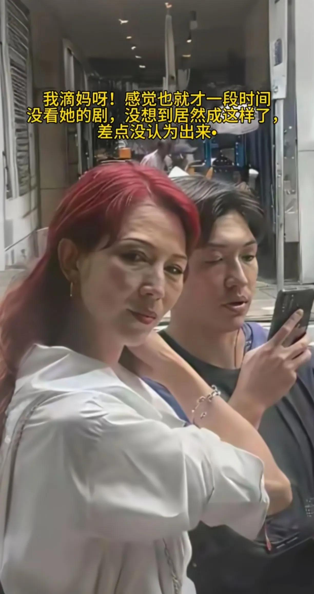路人的镜头下，没有美颜滤镜和俢图，都给蔡少芬拍老了。