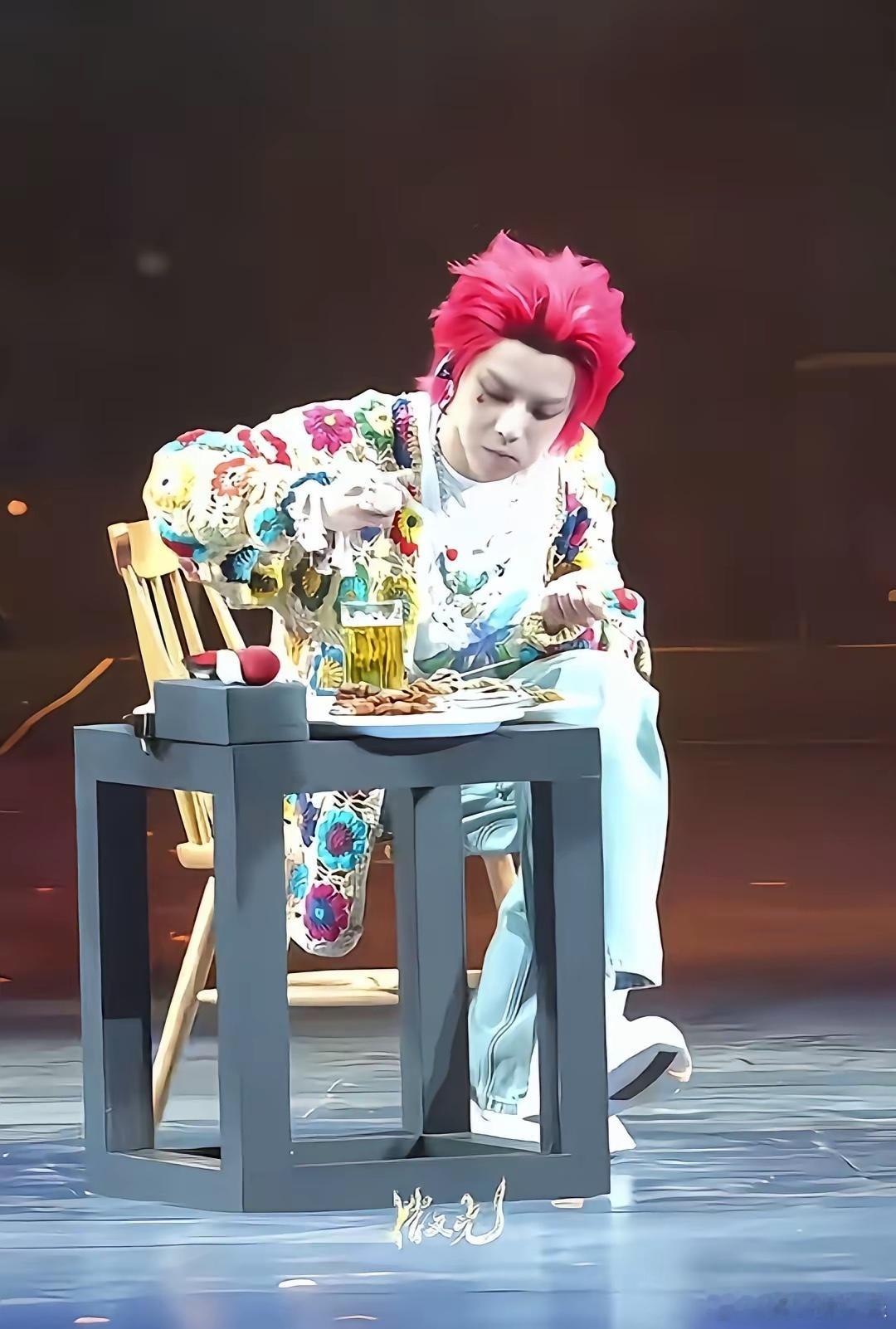 敢在演唱会上公然在台前开吃，华晨宇也是古今第一人了吧？不过有一说一，这也是一种吸