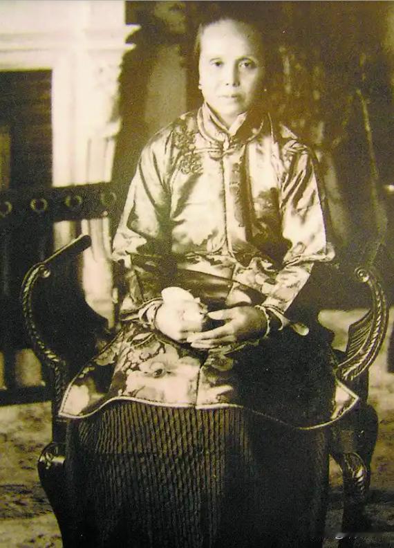 1915年，孙中山向妻子卢慕贞正式提出离婚，48岁的卢慕贞不哭也不闹，只是在信中