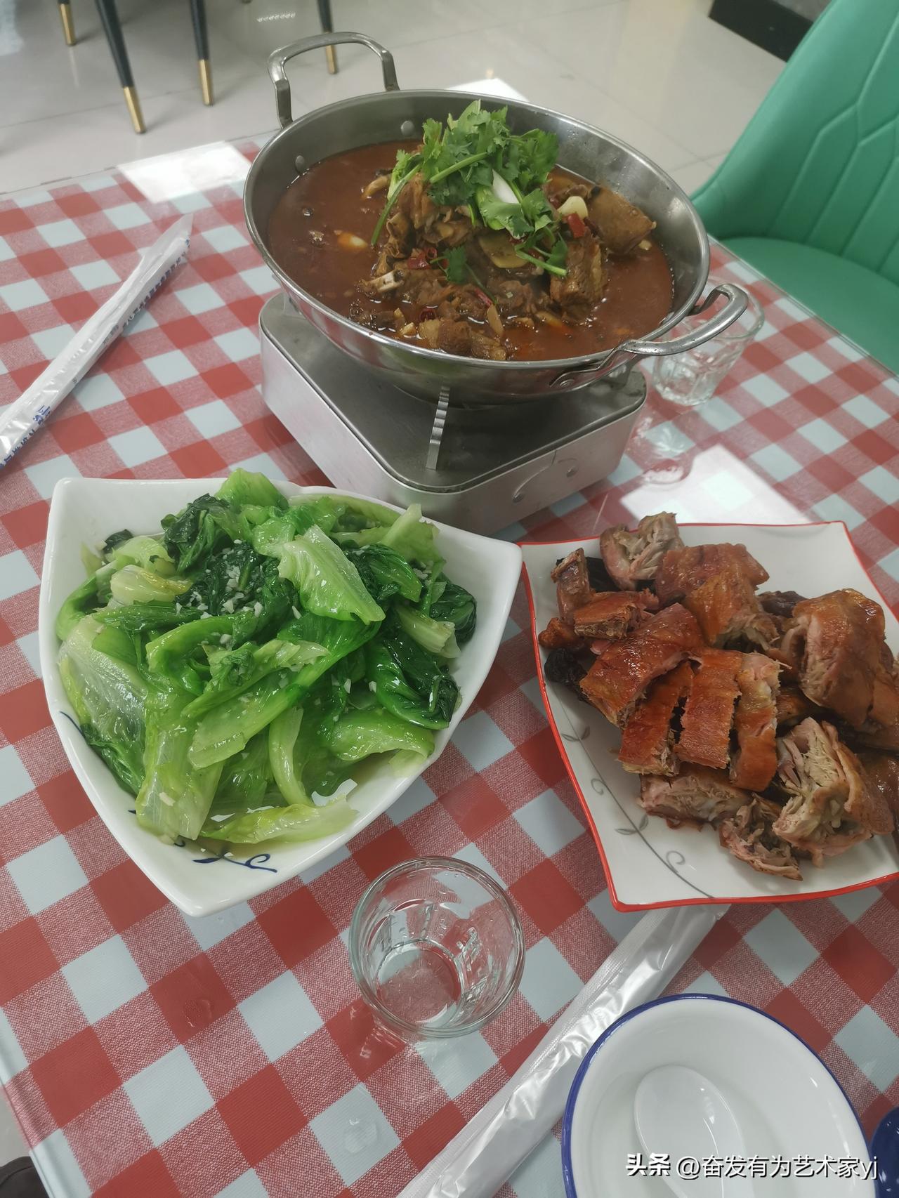 来到六安，宝小路的酸菜鱼，同学见面，回忆当年的情景，毕业二十年，还是很亲近，