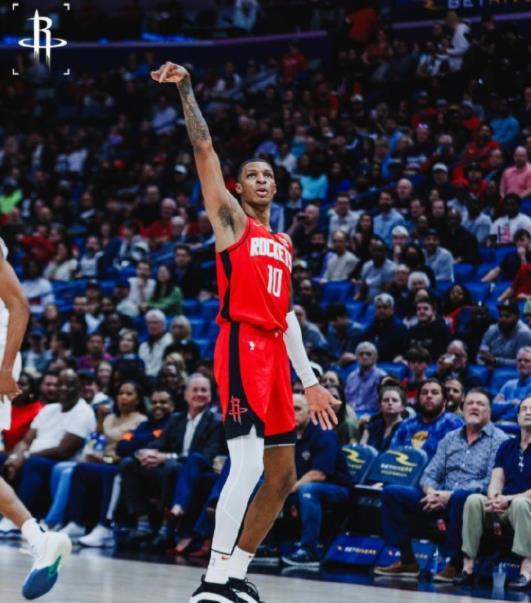 火箭队战胜了菲尼克斯太阳队，这样的话，他们已经追平了湖人队的战绩，只要下一场比赛