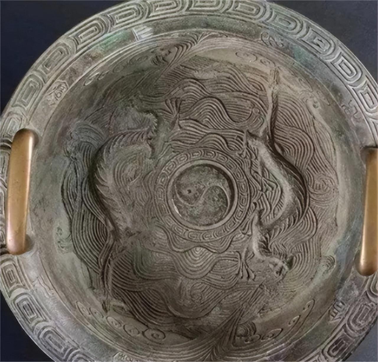 1965年，浙江杭州，老李在山上挖笋挖出一个铁盆。回家路过河边洗笋时，就将挖到的