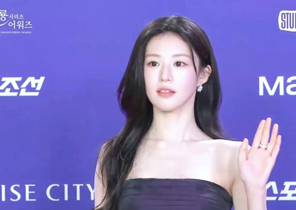 车茂熙顶号中🥰🥰🥰

允真今天太美啦！！！！一直在比心🥹🥹🥹

高允