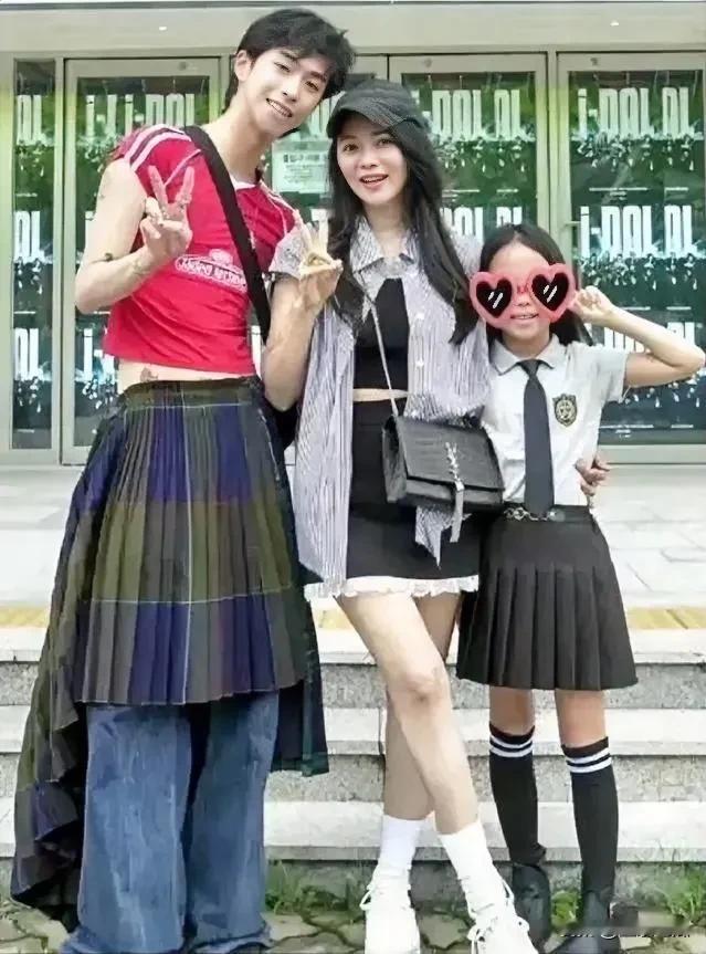 伊能静历经两段婚姻，育有一儿一女。儿子是与前夫所生，长得又高又帅且颇具文艺气质。