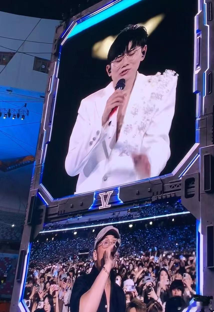 杨坤去了张杰演唱会 看到杨坤和张杰同台演绎《无所谓》，真的是让人感动！两位音乐人