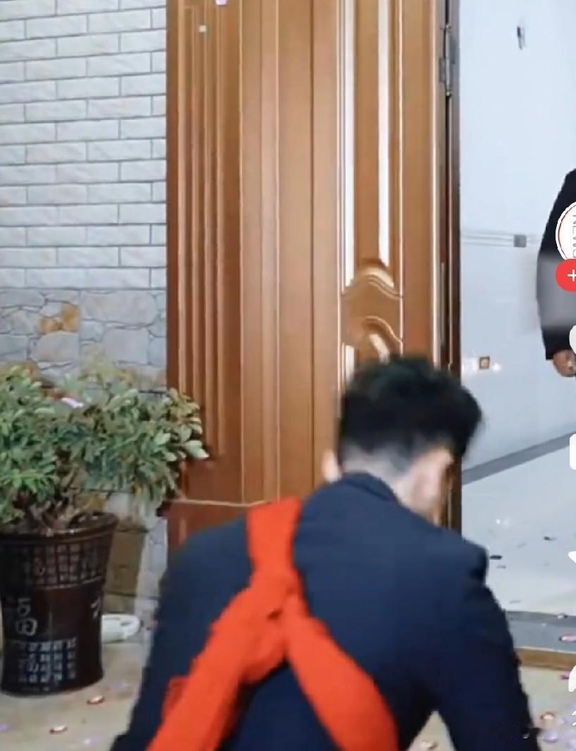好男人，少见，太少见了！
刚刚刷到一个视频，湖南怀化，新郎把妻子送上婚车，结果人