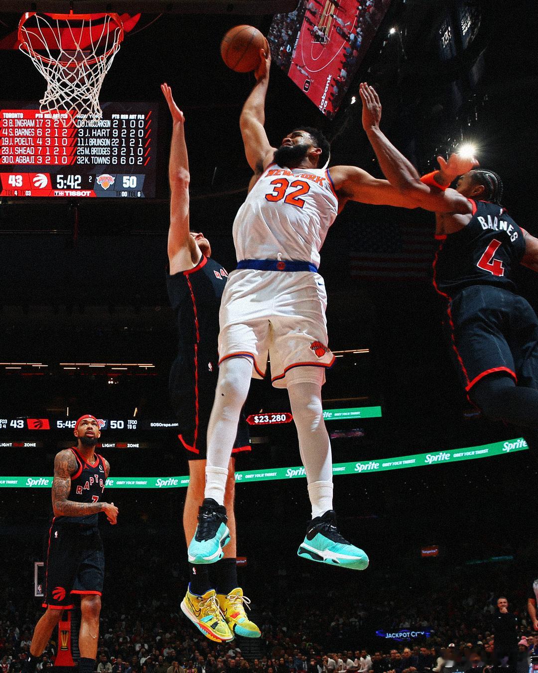 117-101，尼克斯大胜猛龙晋级NBA杯赛半决赛。首节莺歌单节17分对飙布伦森