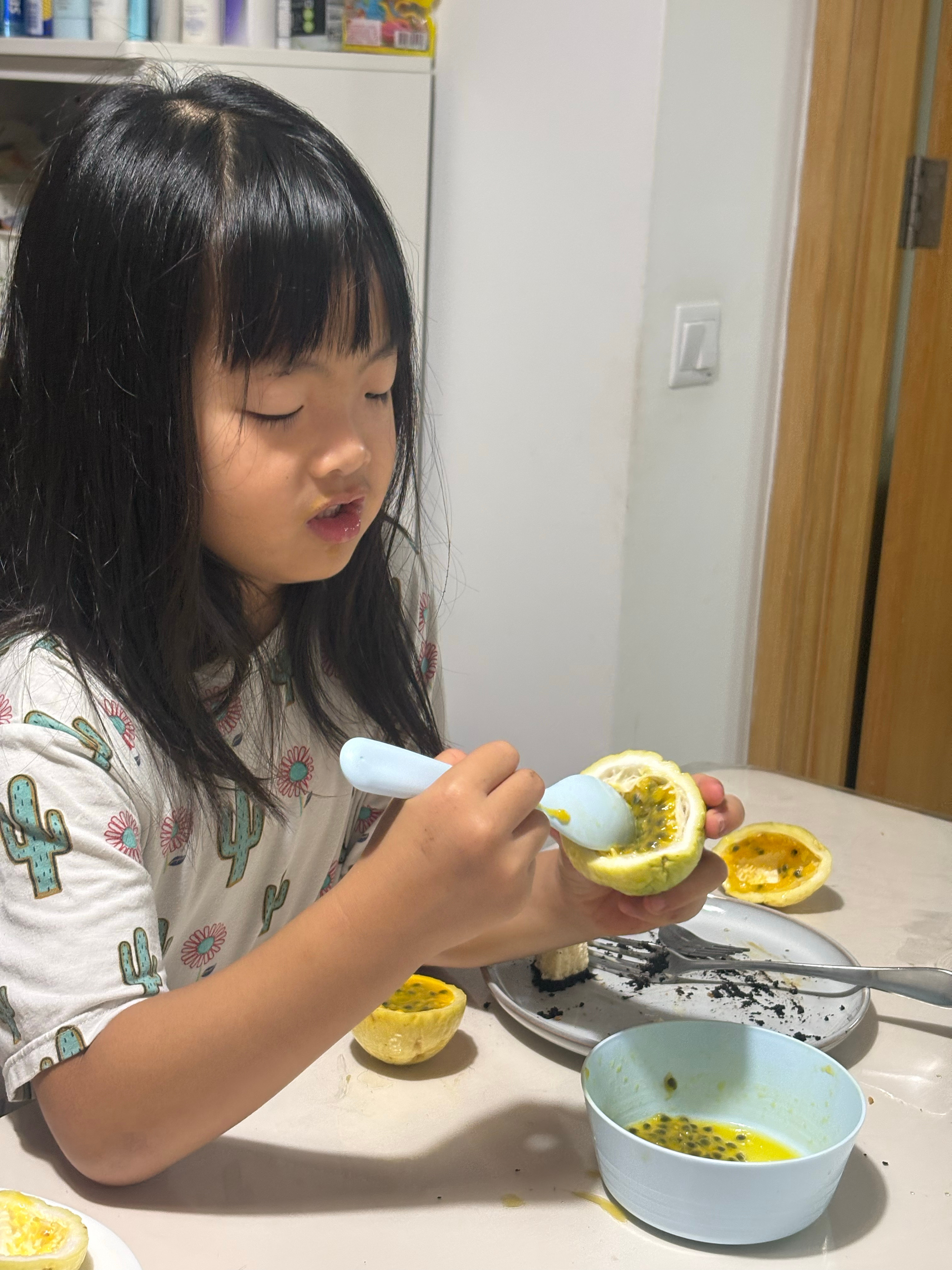 也没啥东西招待客人（夫人的亲戚），我就切了几个百香果。她挖了一勺，惊呆了，连说这