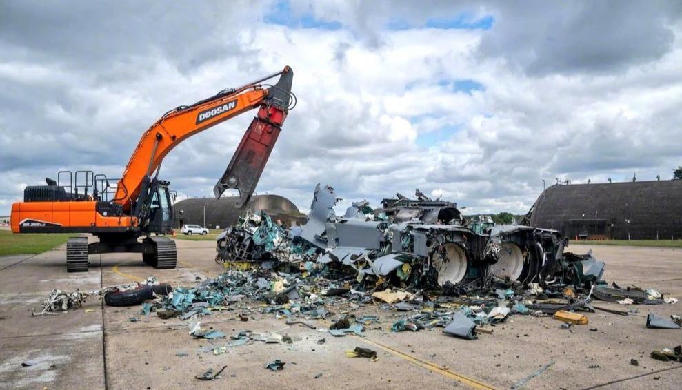 美国空军在英国莱肯希思空军基地地，拆解了一架F15战斗机，使其永久无法运行。美国