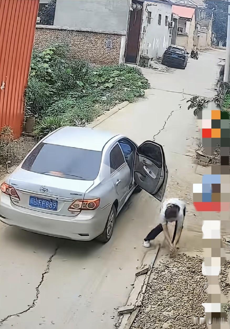 网友在自己家大门口晒花生，一辆小汽车路过时停下了，车门打开，下来一个女人。
只见