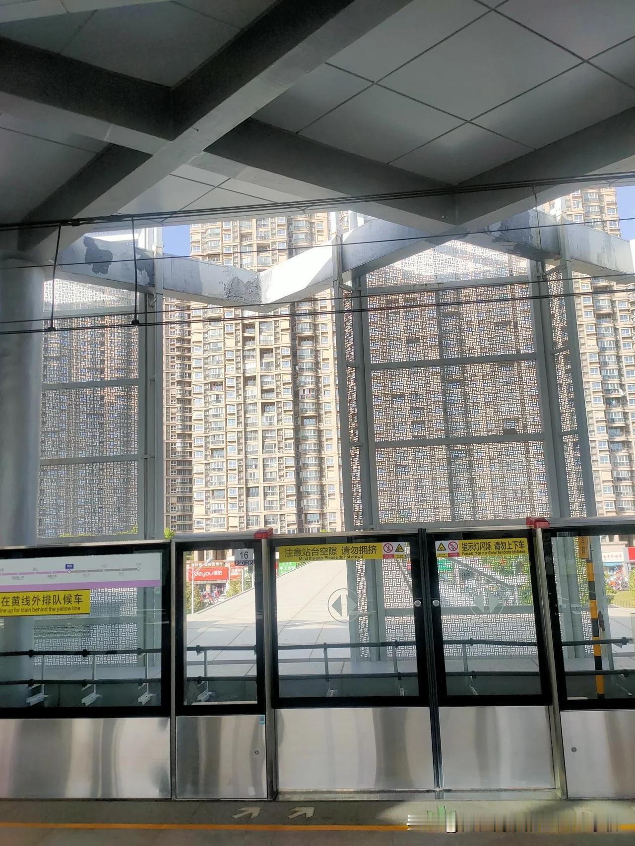 前阵子，去了趟句容碧桂园，路过黄梅地铁站时，拍了几张照片。
我从马群坐S6地铁，