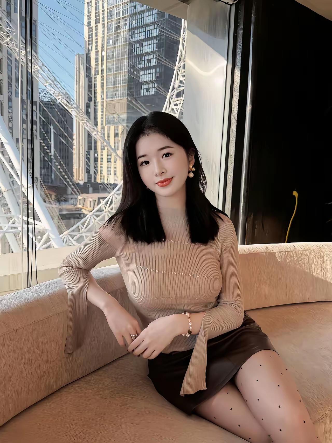 都市丽人，时尚穿搭，阳光明媚的午后时光。