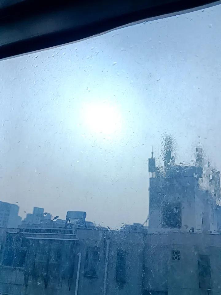 瑞雪照丰年！
清早起床，阳光明媚，打开门的第一刻，见到2026年的第一场雪，让人