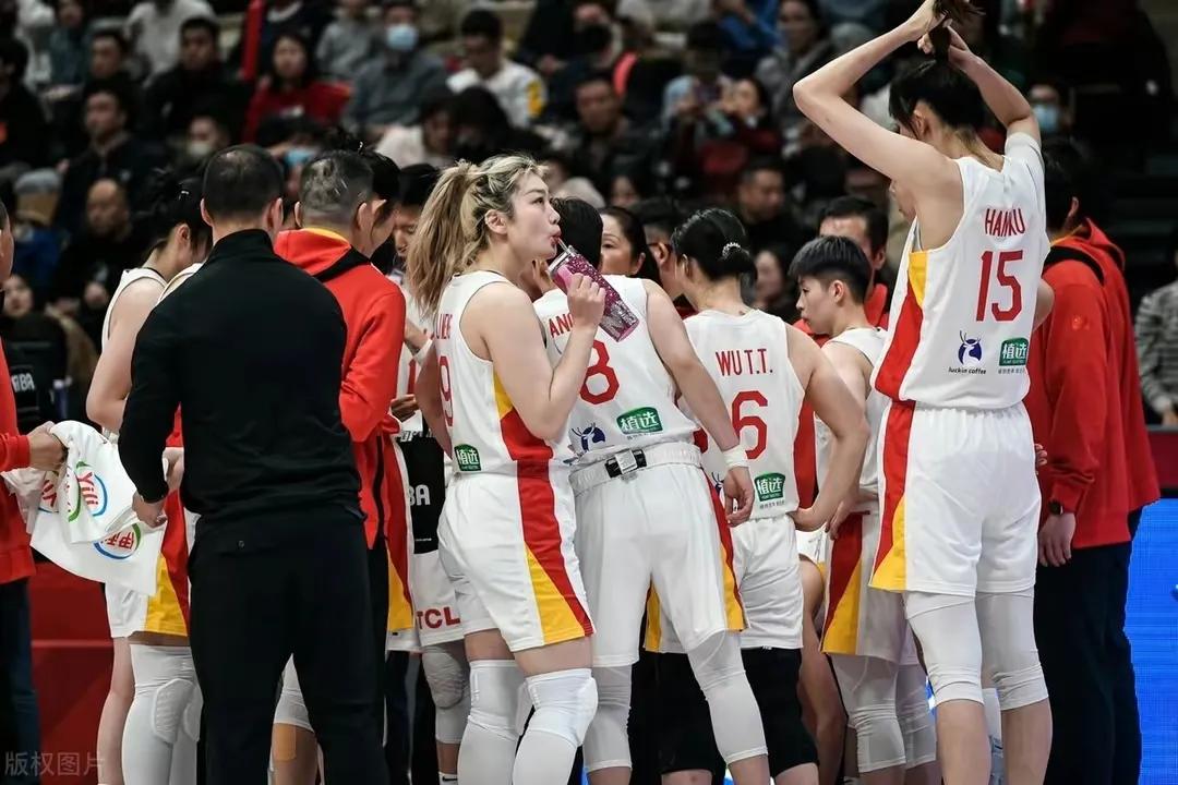 半场结束，中国女篮落后20分

大年初一，西安赛区奥运会预选赛，中国女篮迎战法国