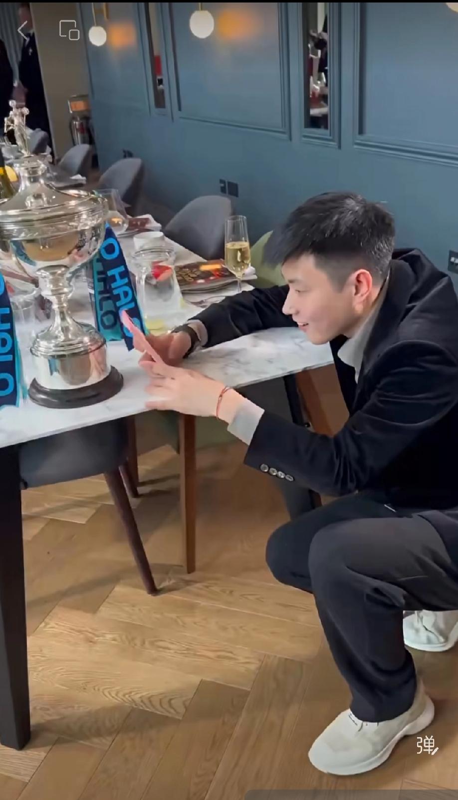 赵心童明天就要把世锦赛冠军奖杯归还了，今天念念不舍围着奖杯拍照留念，网友在下面留