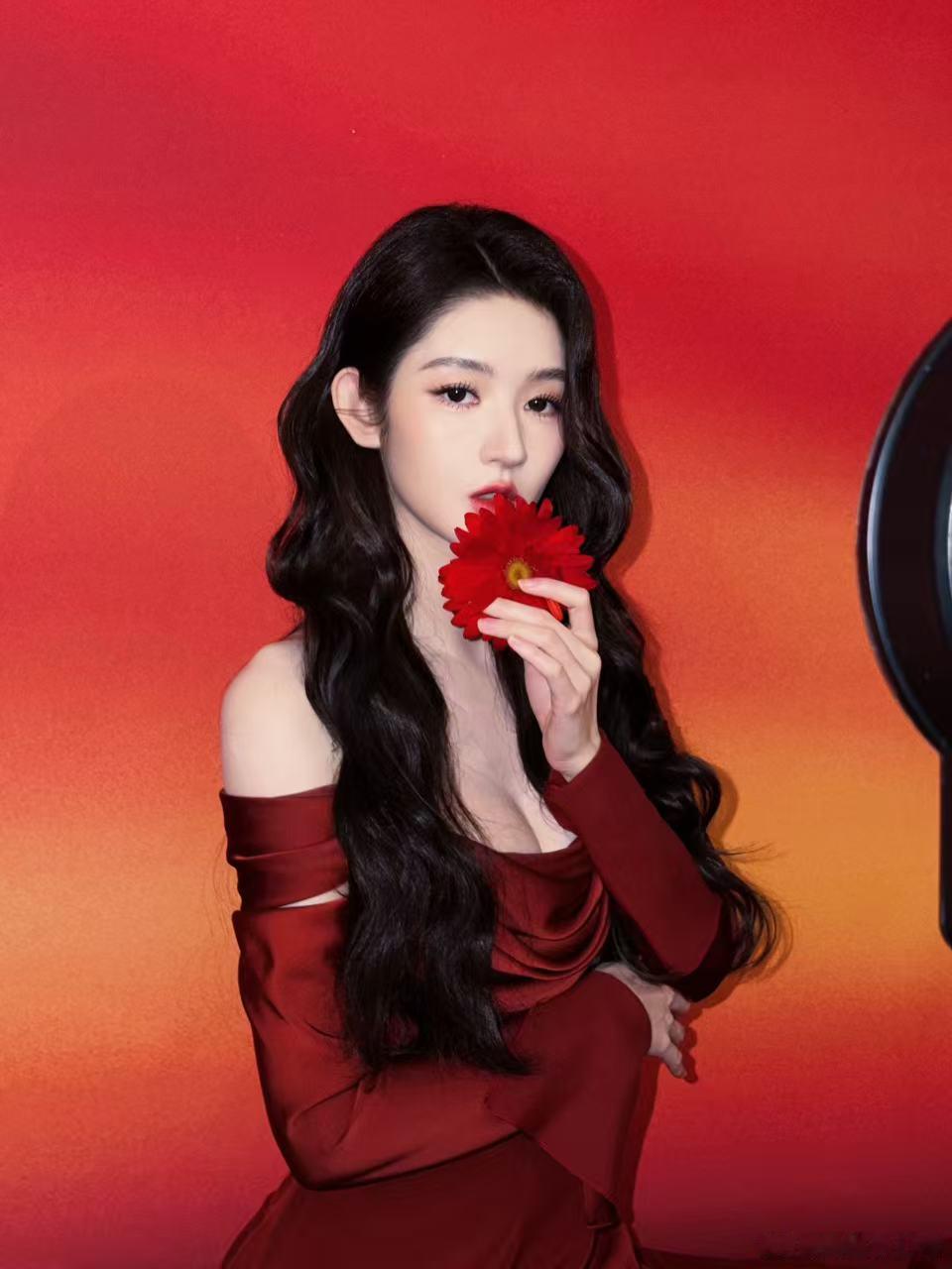 王玉雯温柔成这样 王玉雯温柔得让人觉得有点不真实！这条丝缎红裙真的超级显气质，轻