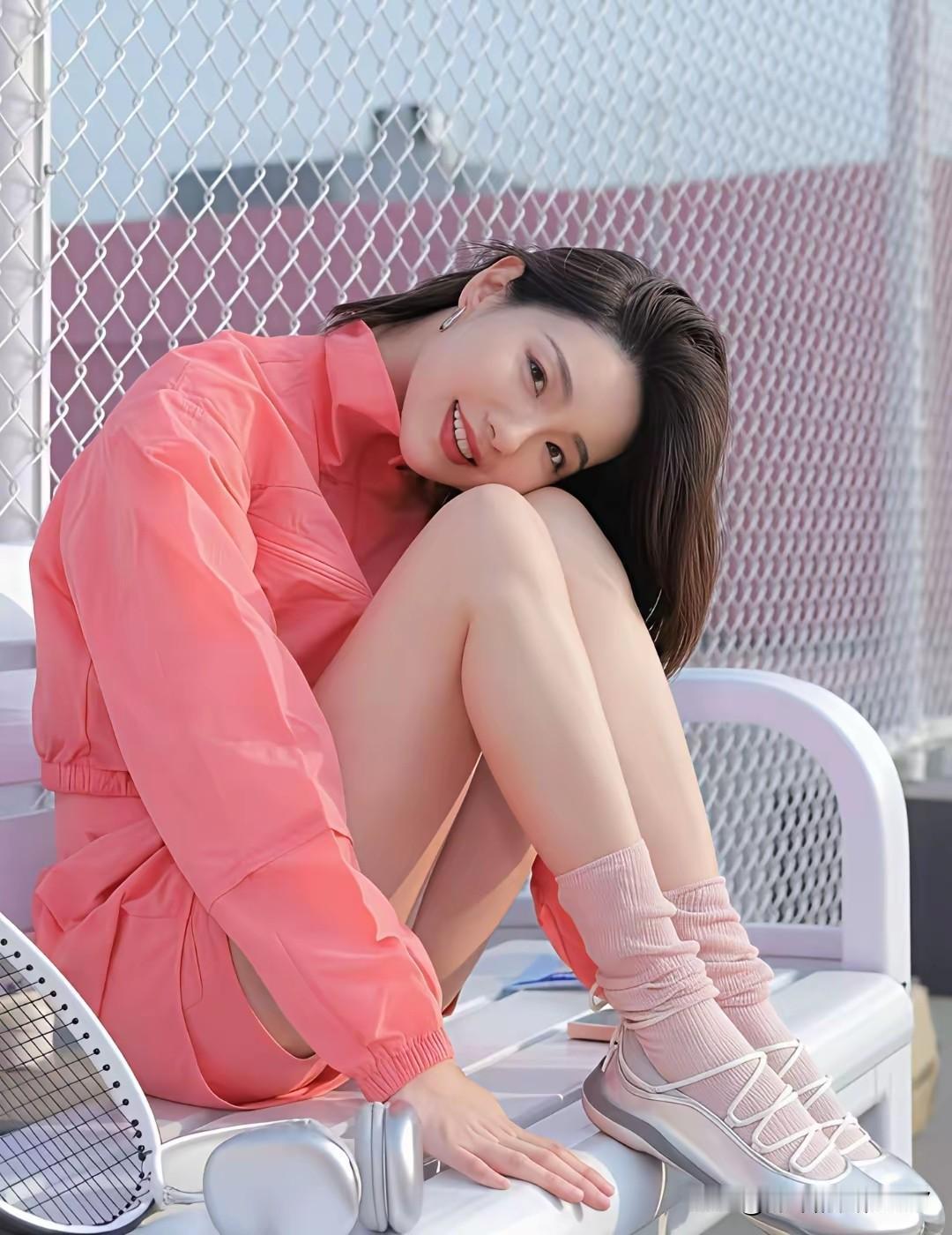 青春洋溢的粉色运动装，阳光下的甜美笑容，元气满满的一天！🌞💕