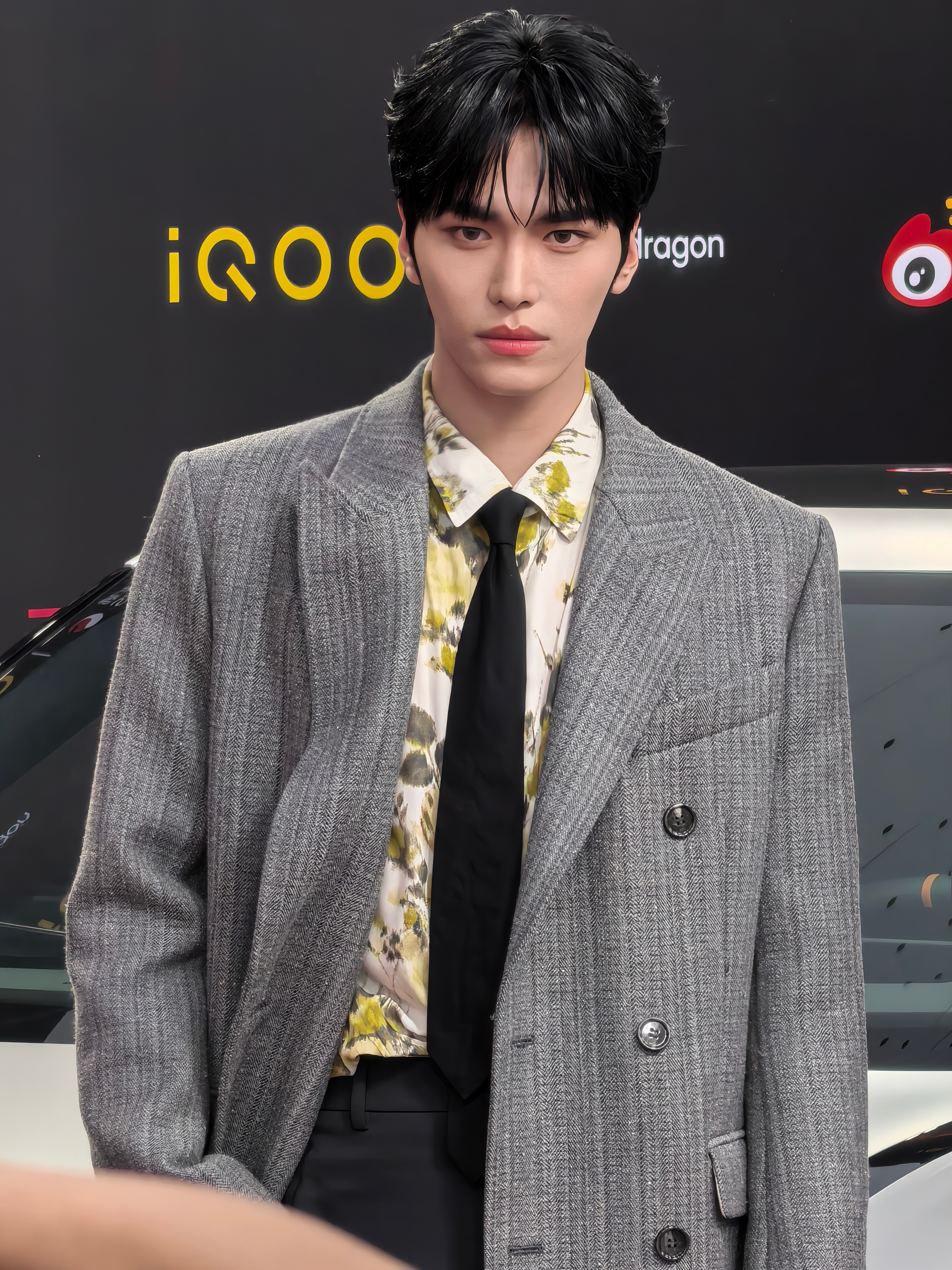 又又又见邵子恒啦～这次是成熟男大，话说今天有些太帅了吧，行走的衣架子罢了 