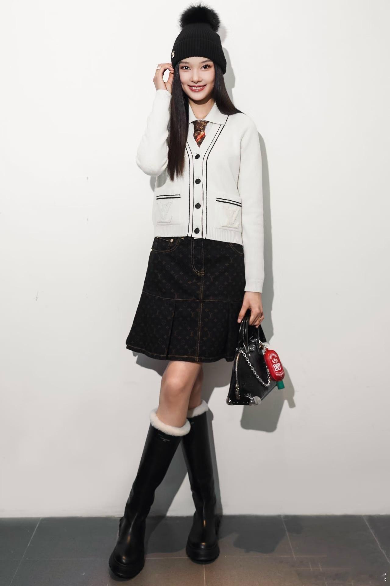 LV 老花牛仔半裙，经典Monogram图案+黑色牛仔布，复古又时髦！高腰A字版