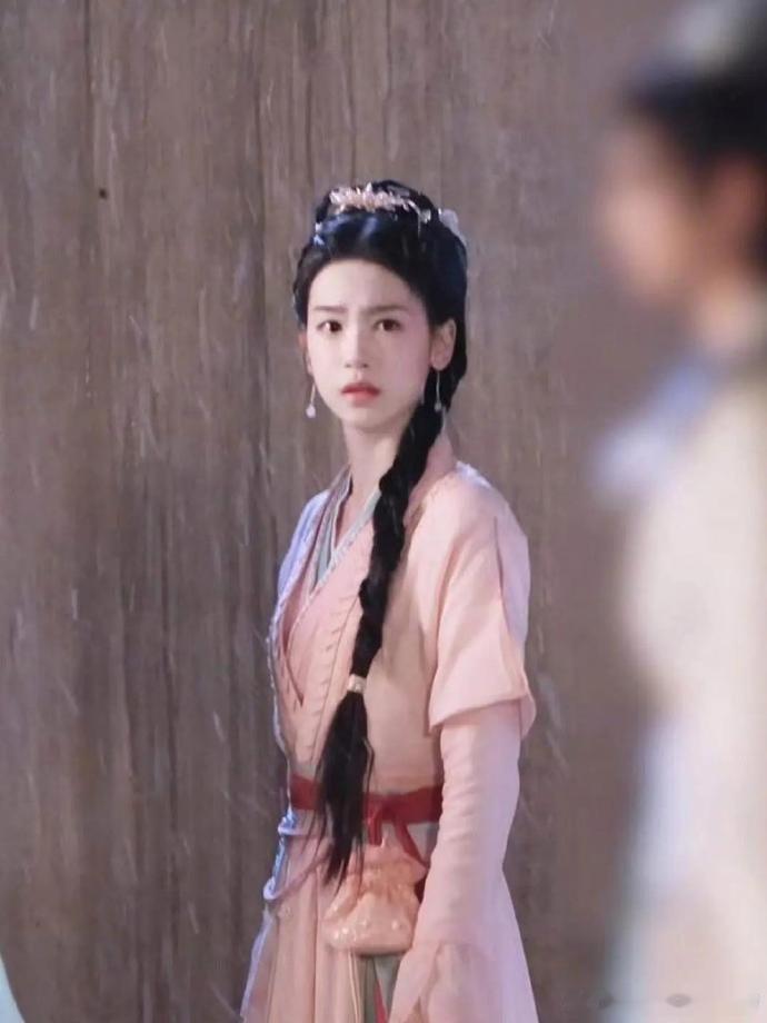 我觉得她是莲花楼里最漂亮的，但不知道为什么看到好多嘲她丑的 