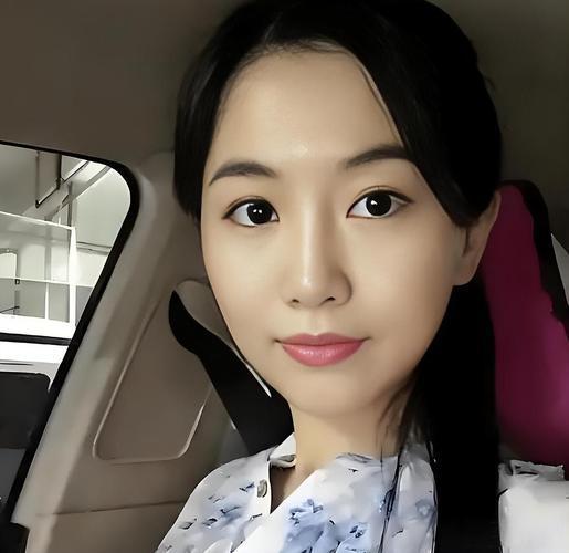 31岁的她刚结束一段糟糕的婚姻，独自带着四个孩子，却凭着满溢的自信走红网络。没有