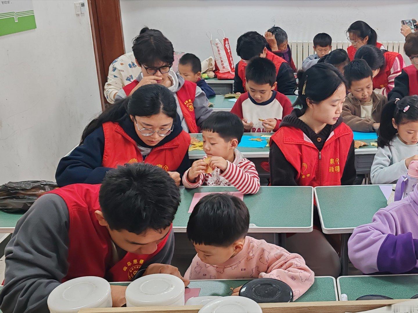 秦岭笑谈【草木识趣，自然探微】为引导青少年亲近自然、关注身边的生物多样性， “青